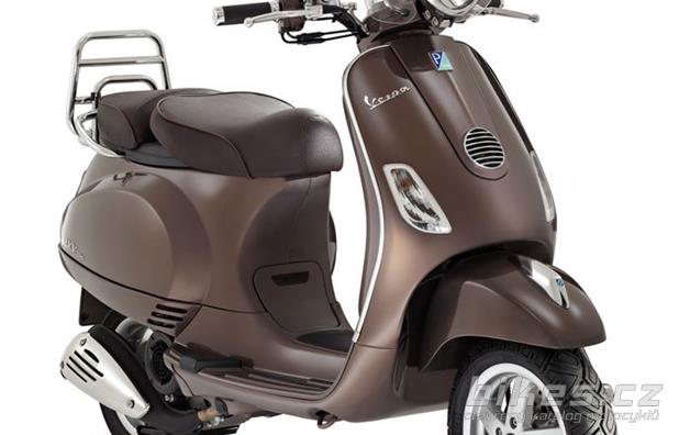 Vespa LXV Vie Della Moda